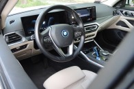Kupénak látszó SUV a villanyhajtású BMW i4 49