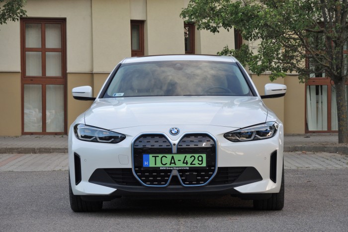 Kupénak látszó SUV a villanyhajtású BMW i4 66 Kupénak látszó SUV a villanyhajtású BMW i4 66