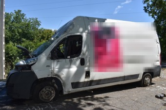 Kirepült a furgonjából egy sofőr Békéscsabán, mert maga mögött csatolta be az övet