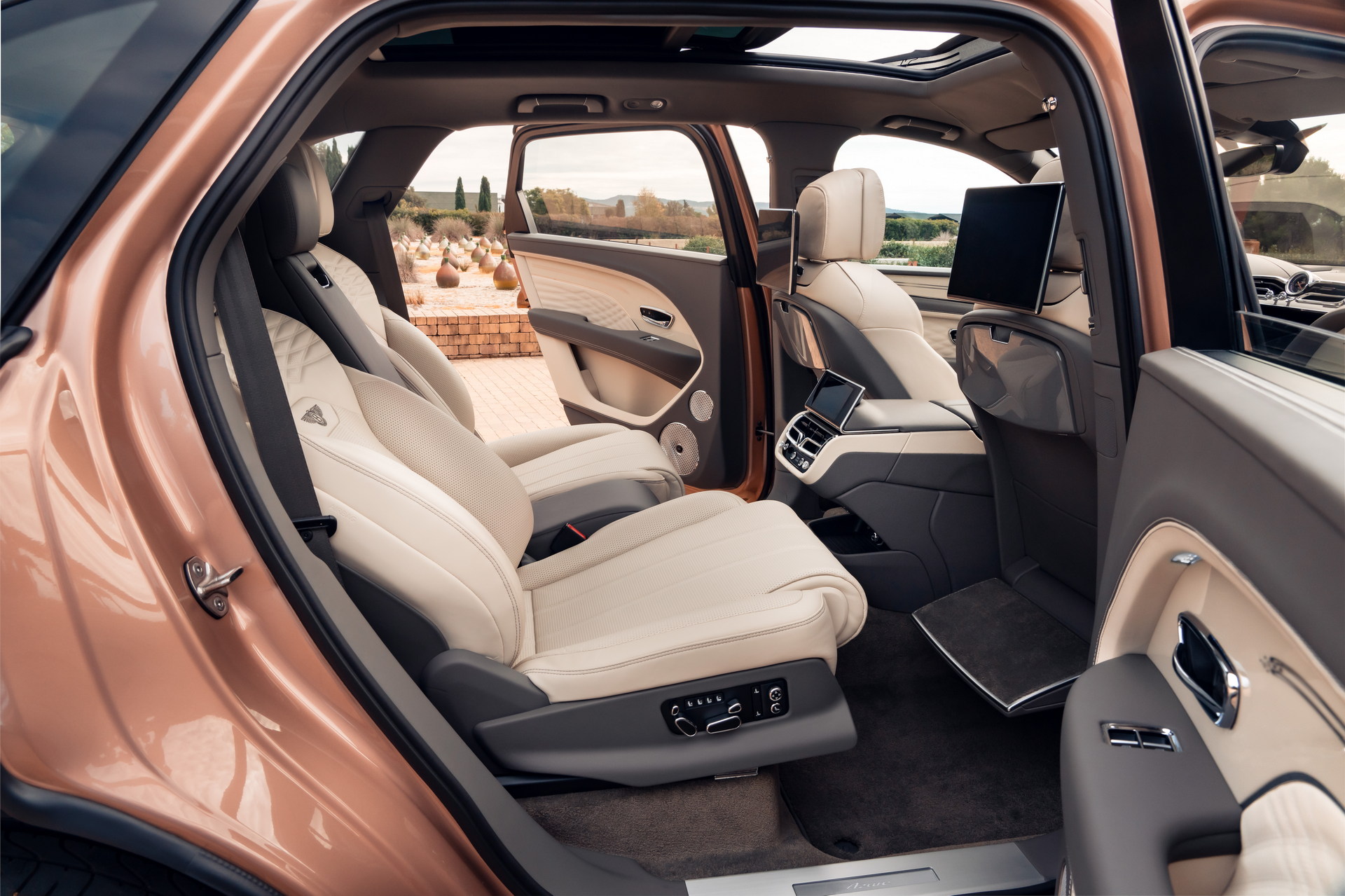 bentley-bentayga-ewb-airline-seat-specification-3 | Vezess | Vezess
