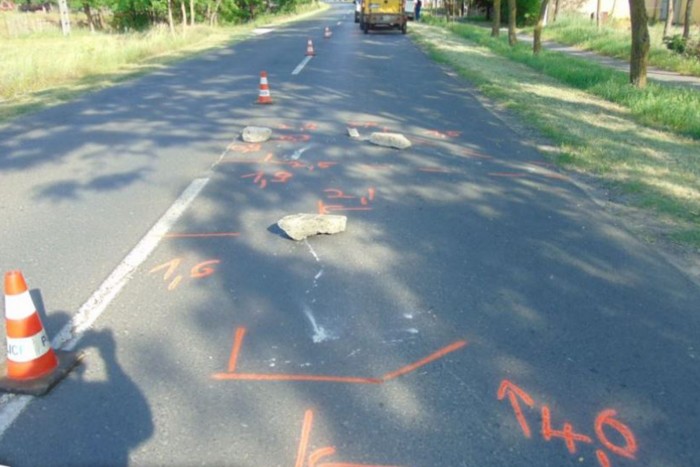 Részegen betondarabokat hordott az útra Szeged mellett, egy furgon telibe is kapta őket