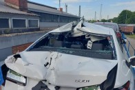 Megcsapta az autót a villamos leszakadó vezetéke Budapesten 1 Megcsapta az autót a villamos leszakadó vezetéke Budapesten 1