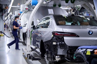 Bődületes beruházás után már gyártják az új BMW-t 