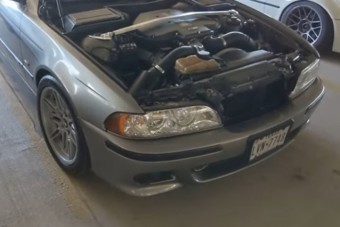 Hasít az 1 millió kilométer felé a világ legaktívabb BMW M5-öse