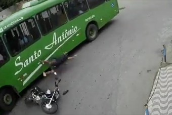 A halál torkából menekült meg a busz kereke alá került motoros 