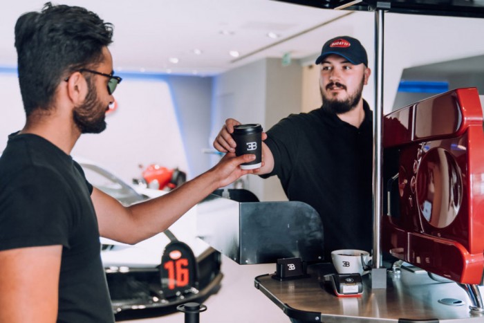 Megnéznéd, hogy vesznek autót a gazdagok? Egy kávé áráért megteheted 2