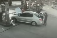 Egy nő rágyújtott az autóban, cafatokra robbant a verda 1