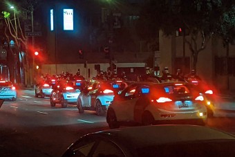 Csapatba verődött robottaxik blokkolták a forgalmat