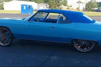 Meglepő belteret kapott ez a bilikék, óriás kerekű Impala