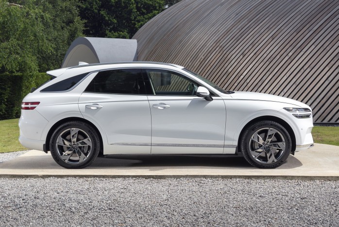 Sportautóként gyorsul ez a luxusterepjáró 9