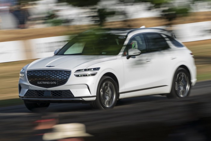 Sportautóként gyorsul ez a luxusterepjáró 6