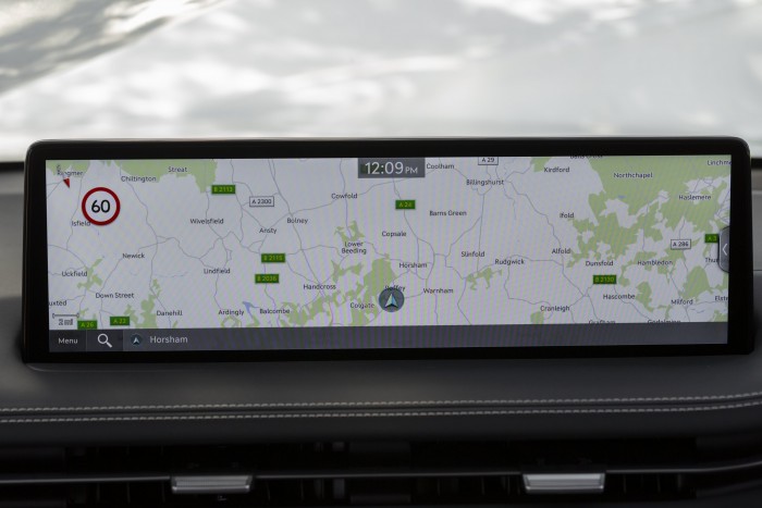 Sportautóként gyorsul ez a luxusterepjáró 8