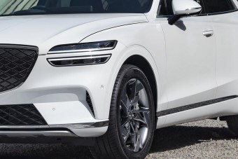 Sportautóként gyorsul ez a luxusterepjáró