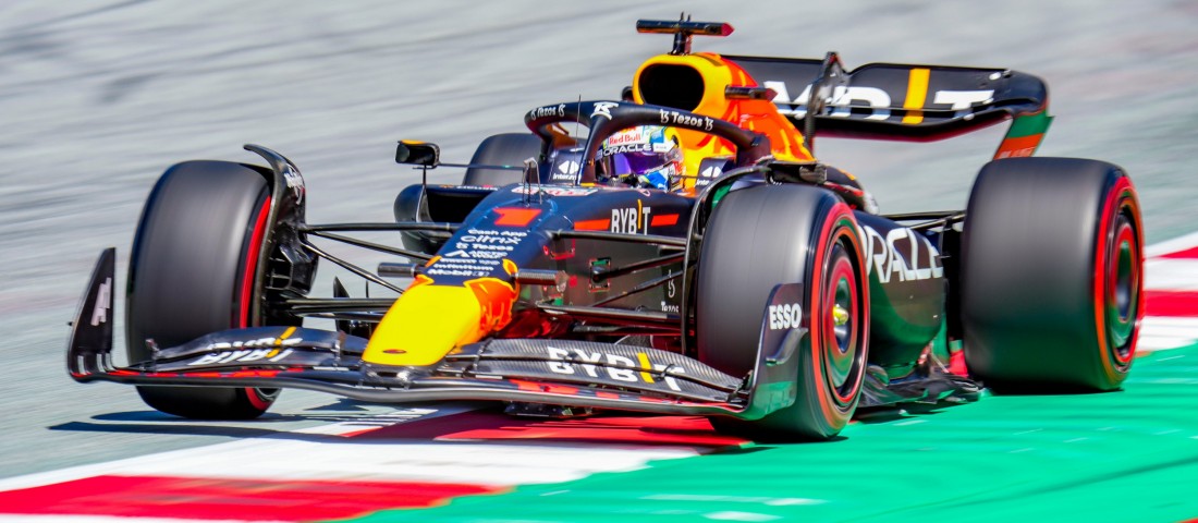 F1: Verstappené az osztrák pole, mindkét Merci összetört