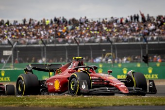 Új győztes a Forma-1-ben az őrült Brit Nagydíjon