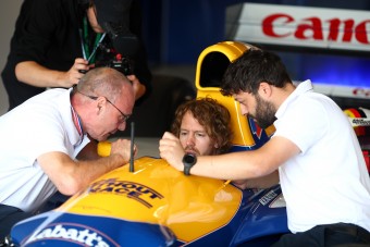 F1: Vettel Williamst vezet a Brit Nagydíjon