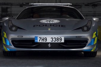 Lefoglalt Ferrarit öltöztettek rendőrruhába, brutálisan néz ki