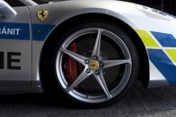 Lefoglalt Ferrarit öltöztettek rendőrruhába, brutálisan néz ki 17