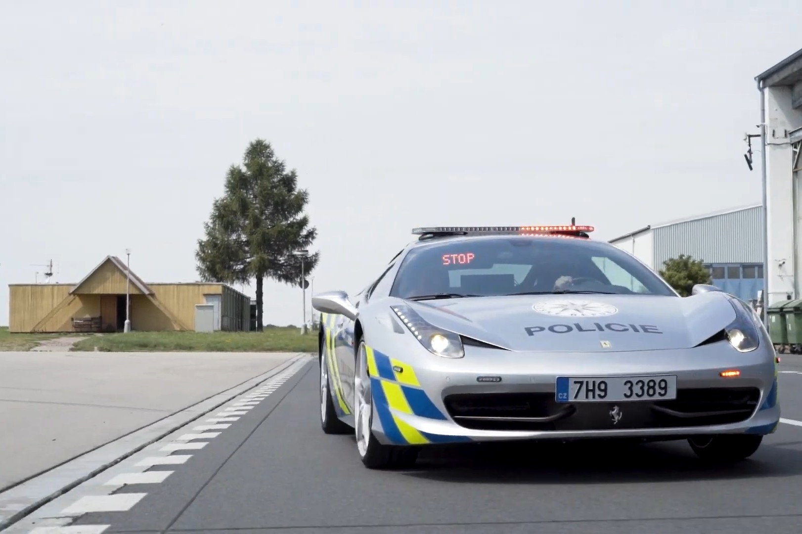 Lefoglalt Ferrarit öltöztettek rendőrruhába, brutálisan néz ki 5