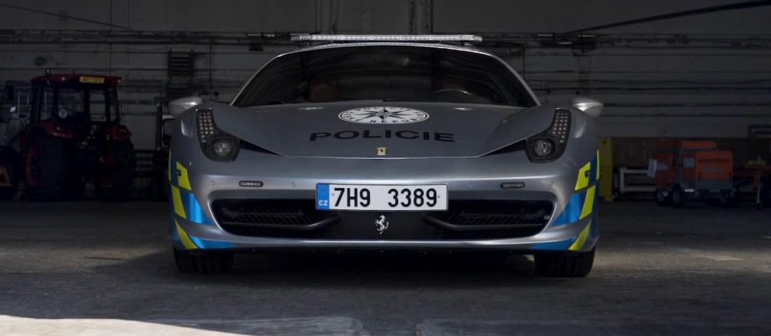 Lefoglalt Ferrarit öltöztettek rendőrruhába, brutálisan néz ki
