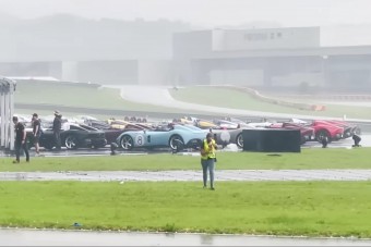 Méregdrága kabriók áztak az esőben a fioranói Ferrari-találkozón