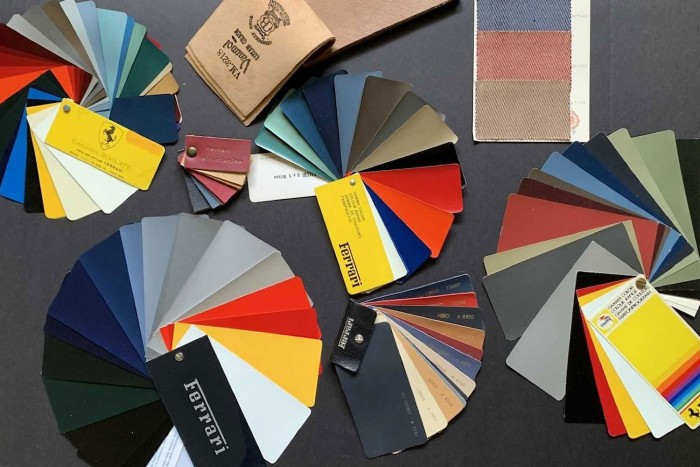 Egy új autó áráért adják ezeket a Ferrari-kacatokat