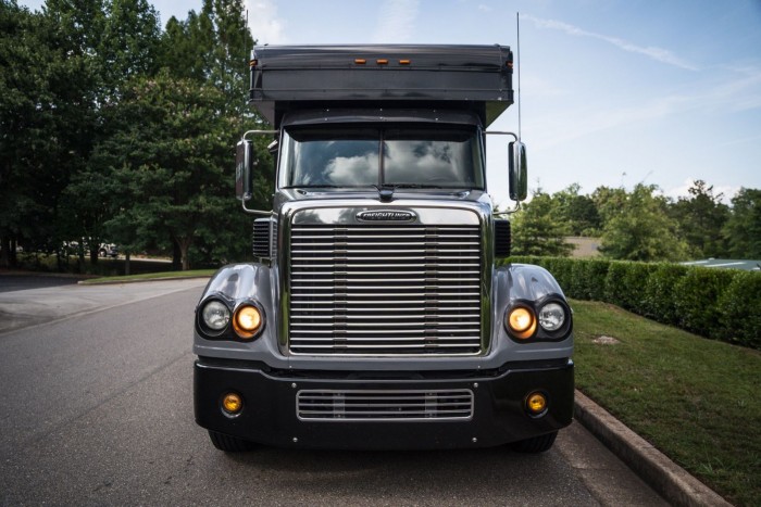 Guruló luxusbázis autóversenyzéshez, egyenesen az Egyesült Államokból 2