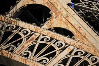 Veszélyben az Eiffel-torony, rohad a látványosság