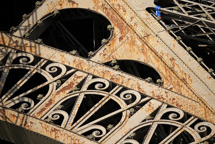 Veszélyben az Eiffel-torony, rohad a látványosság