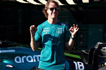 F1: Vettel megadta a módját, így vezette a százéves autót