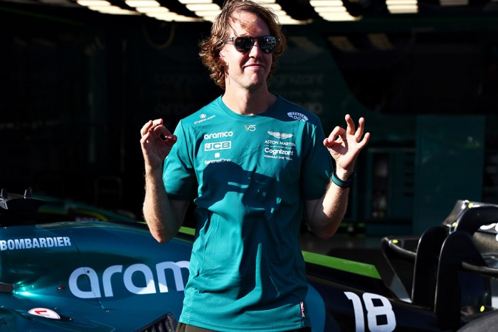 F1: Vettel megadta a módját, így vezette a százéves autót