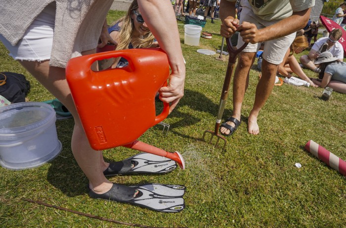 Szomorú módon nyerték meg a gilisztabűvölő bajnokságot 2 | Vezess Szomorú módon nyerték meg a gilisztabűvölő bajnokságot 2