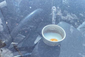 Annyira perzsel a nyár, hogy a műszerfalon is elkészül a tükörtojás