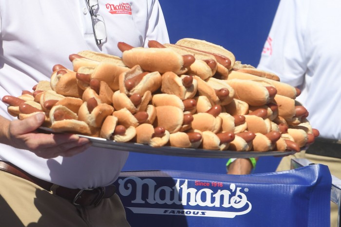 10 perc alatt 63 hot dogot evett meg egy férfi