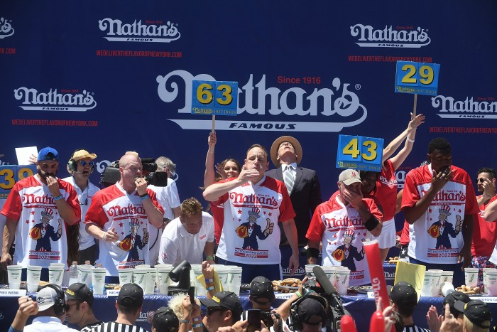 10 perc alatt 63 hot dogot evett meg egy férfi 1