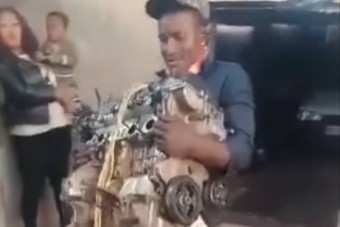 Felszívta magát a szerelő, kézzel dobja be a blokkot a motortérbe