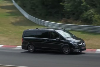 Egyszerűen gyönyörű, ahogy a V8-as Mercedes kisbusz a Nürburgringen zúz