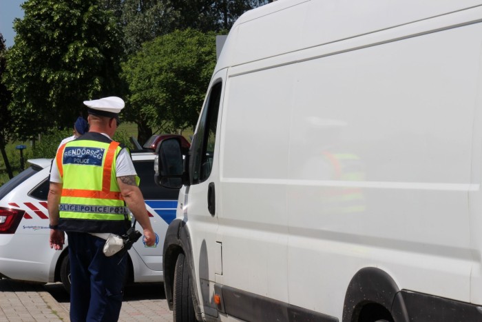 Nem kötik be magukat a hazai teherautó-sofőrök