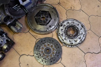 Aki 20 éves autót vesz, annak az ilyen javítást ki kell pengetni