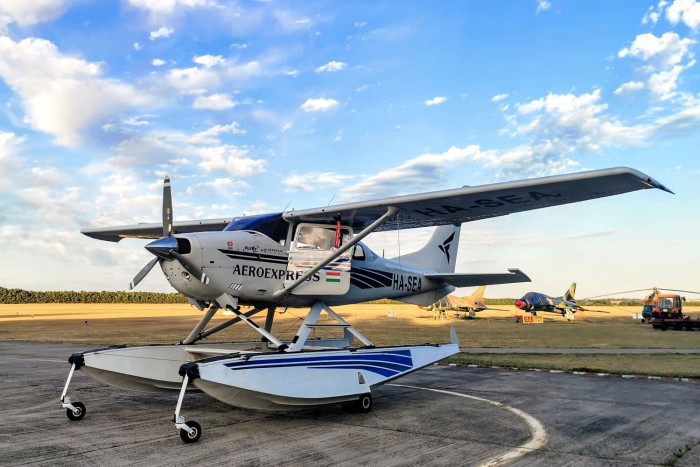 Repülő szállt le a Balatonra 12