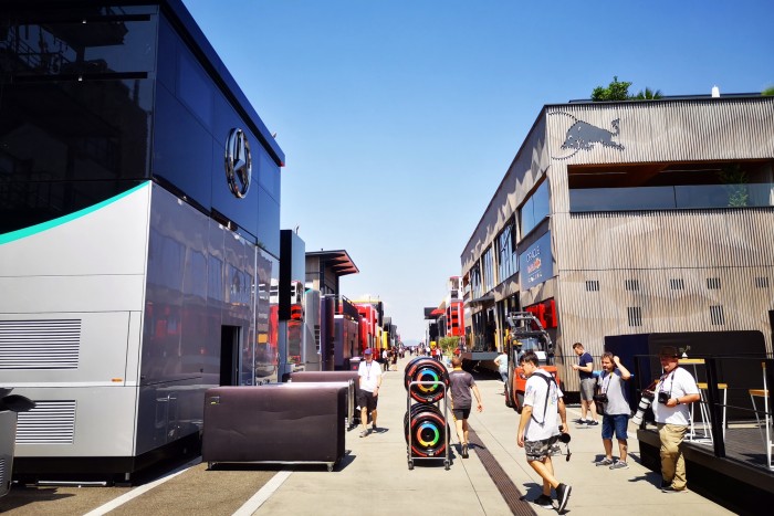 Így rendezkedett be a Forma-1 a Hungaroringen