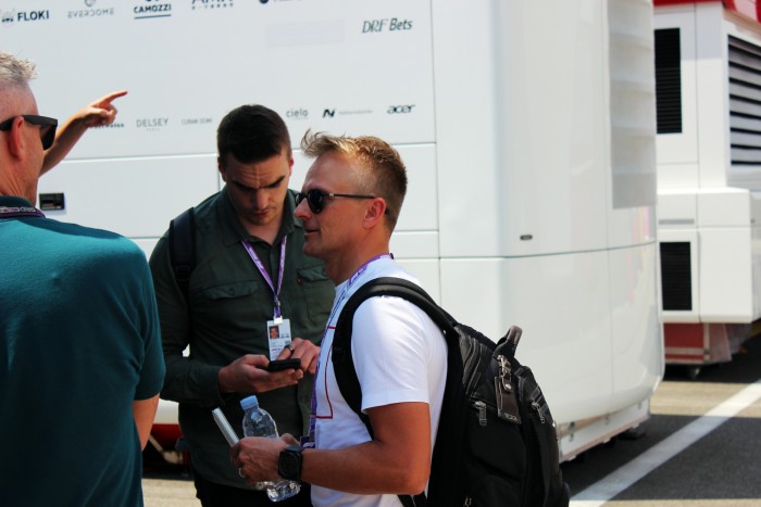 Így rendezkedett be a Forma-1 a Hungaroringen 7 | Vezess Így rendezkedett be a Forma-1 a Hungaroringen 7