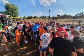 Kígyózó sorok az ingyen vízért a Hungaroringen