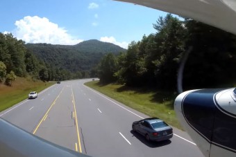 Elképesztő felvétel: autók között landolt a kisrepülő