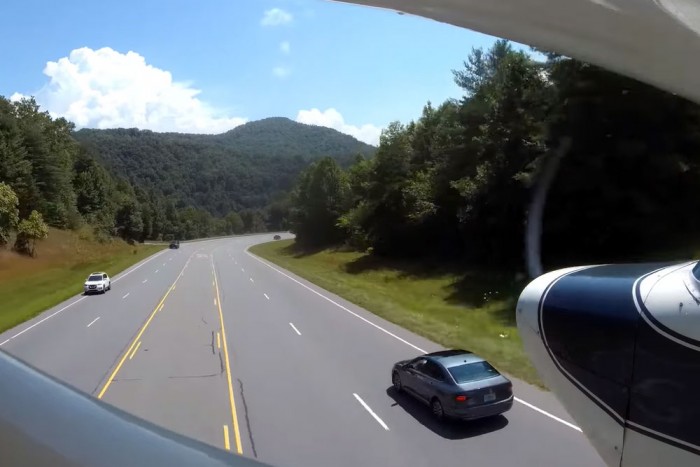 Elképesztő felvétel: autók között landolt a kisrepülő