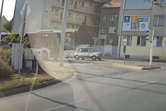 Nem hétköznapi módon startolt a rendőrségi Lada a pirosnál Szombathelyen