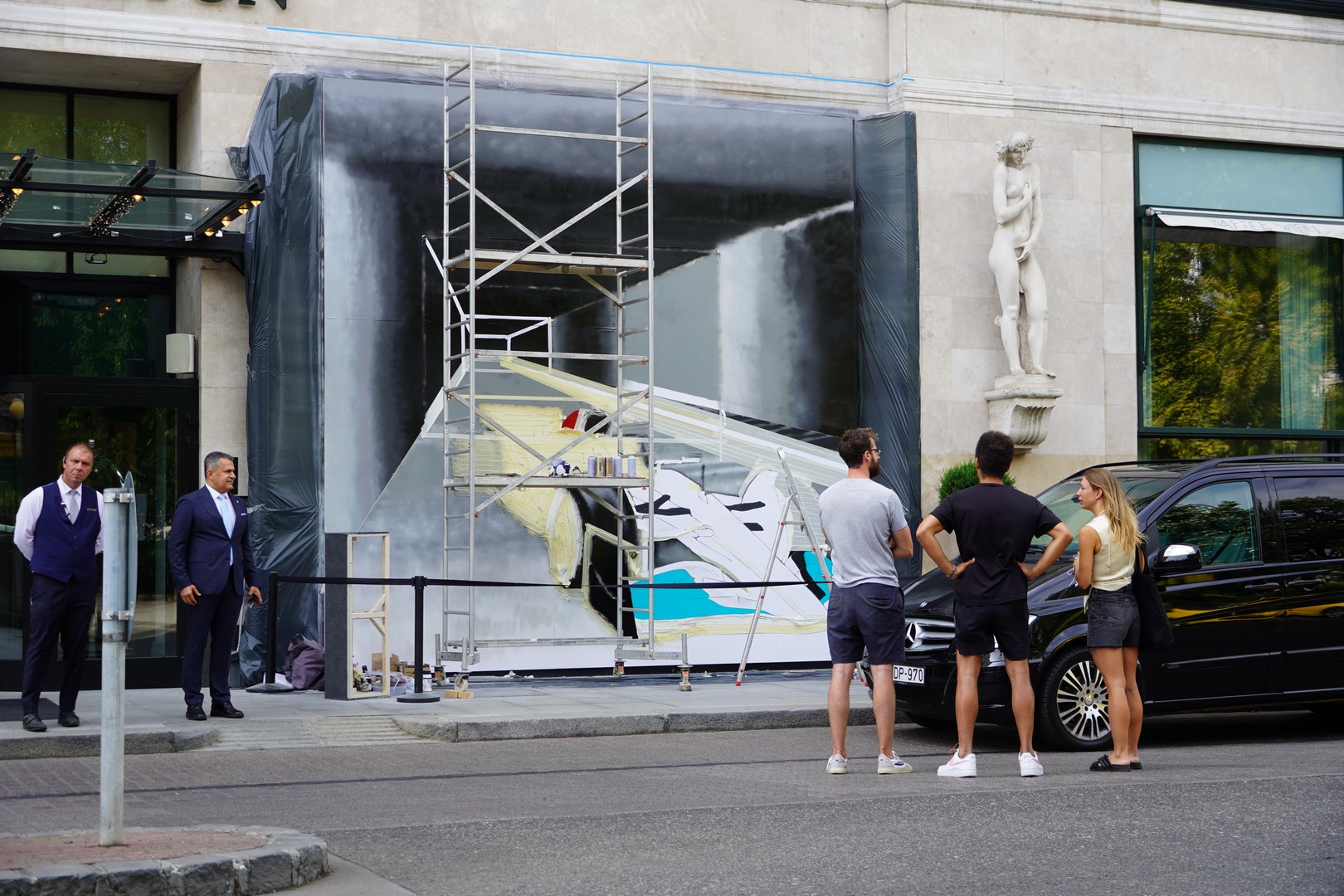 Forma-1-es autót festett egy budapesti szálloda falára. Beszéltünk a művésszel! 1