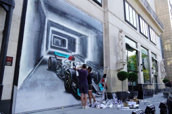 Forma-1-es autót festett egy budapesti szálloda falára. Beszéltünk a művésszel! 