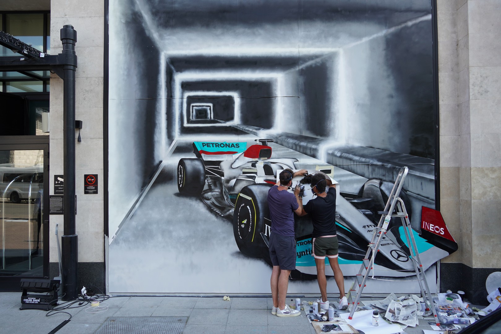 Forma-1-es autót festett egy budapesti szálloda falára. Beszéltünk a művésszel! 17
