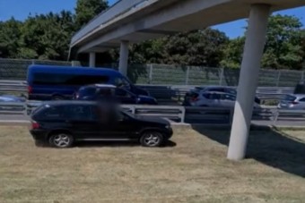 A szalagkorláton kívül előzte az álló sort egy autós az M7-esen